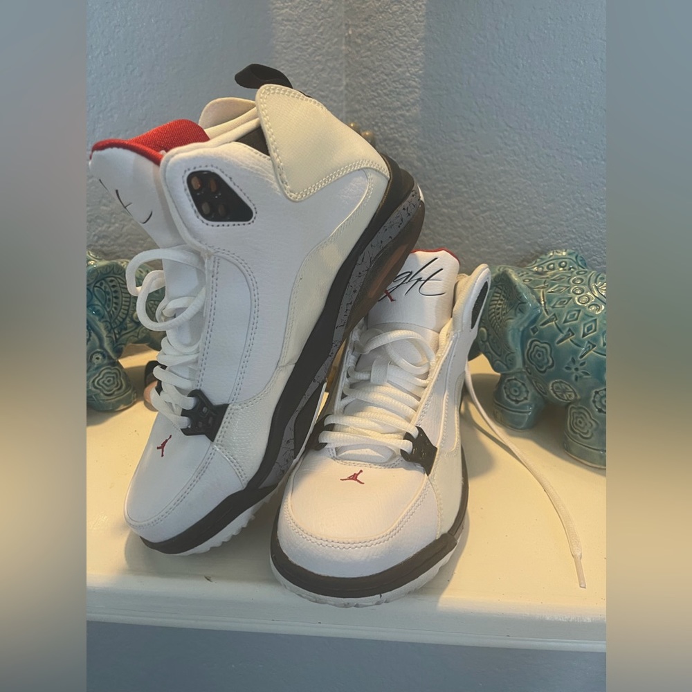 Jordan Air Flights pre owned excellent condition Unisex size 6Y